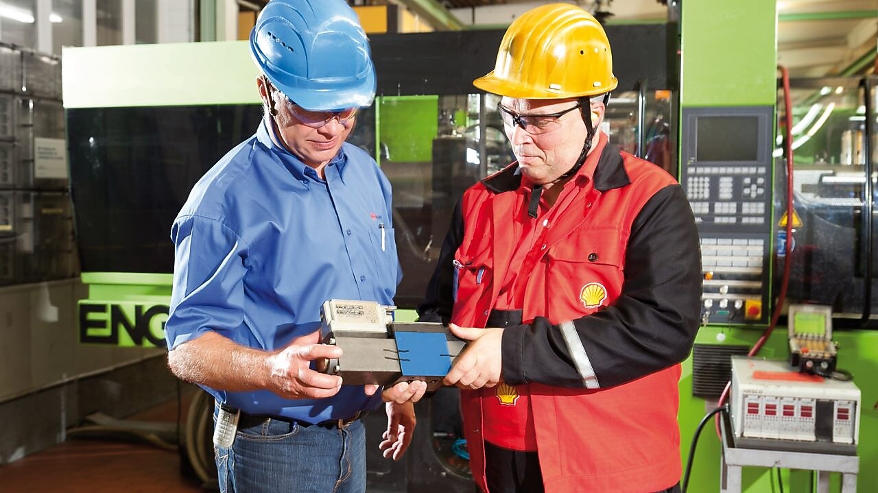 workers talking on site