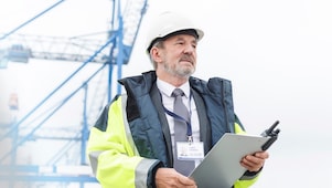 Pracownik przemysłowy w zakładzie