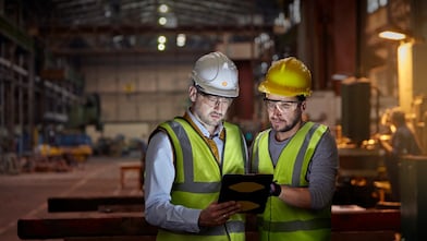 kierowca ciężarówki prowadzący pojazd na pustej drodze