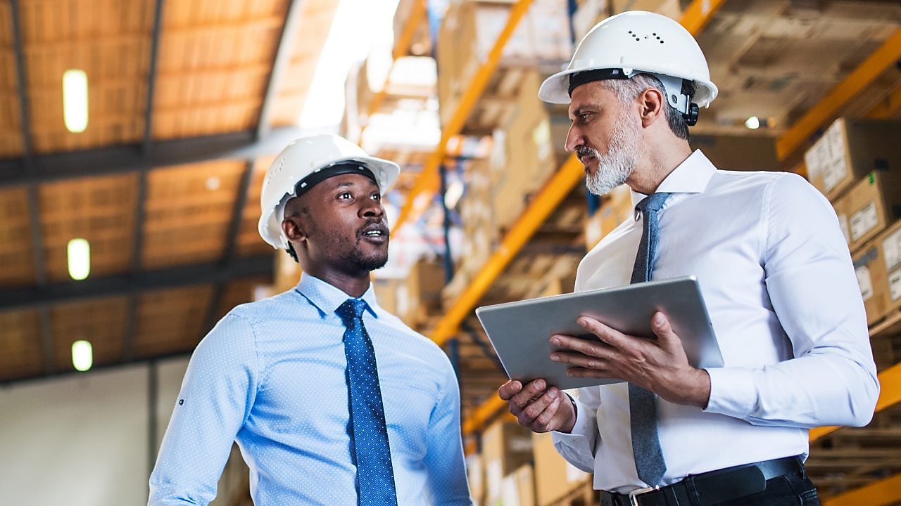 Profesjonaliści rozmawiają o wykorzystaniu danych dla usprawnienia zarządzania flotą