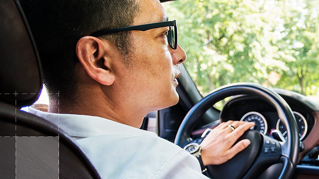 Manager floty prowadzi samochód