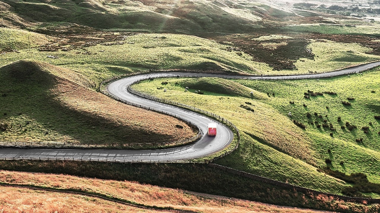 Ciężarówka z Shell Card poruszająca się po górskiej trasie