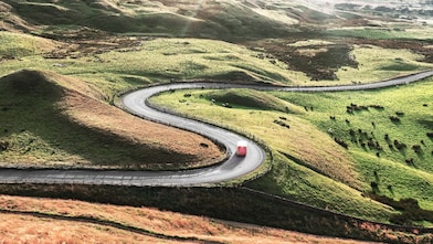 Ciężarówka z Shell Card poruszająca się po górskiej trasie