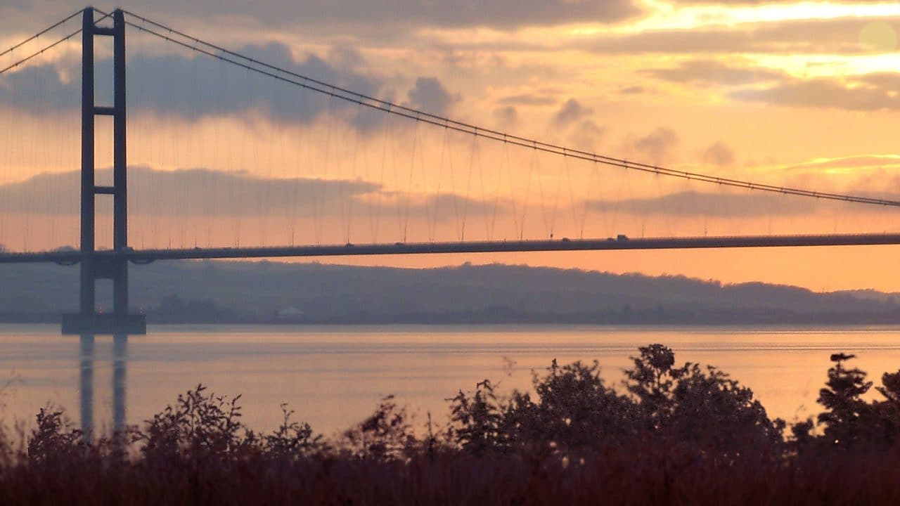 most wiszący nad rzeką o zachodzie słońca