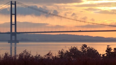 most wiszący nad rzeką o zachodzie słońca