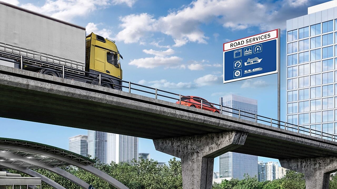 czerwony van na autostradzie