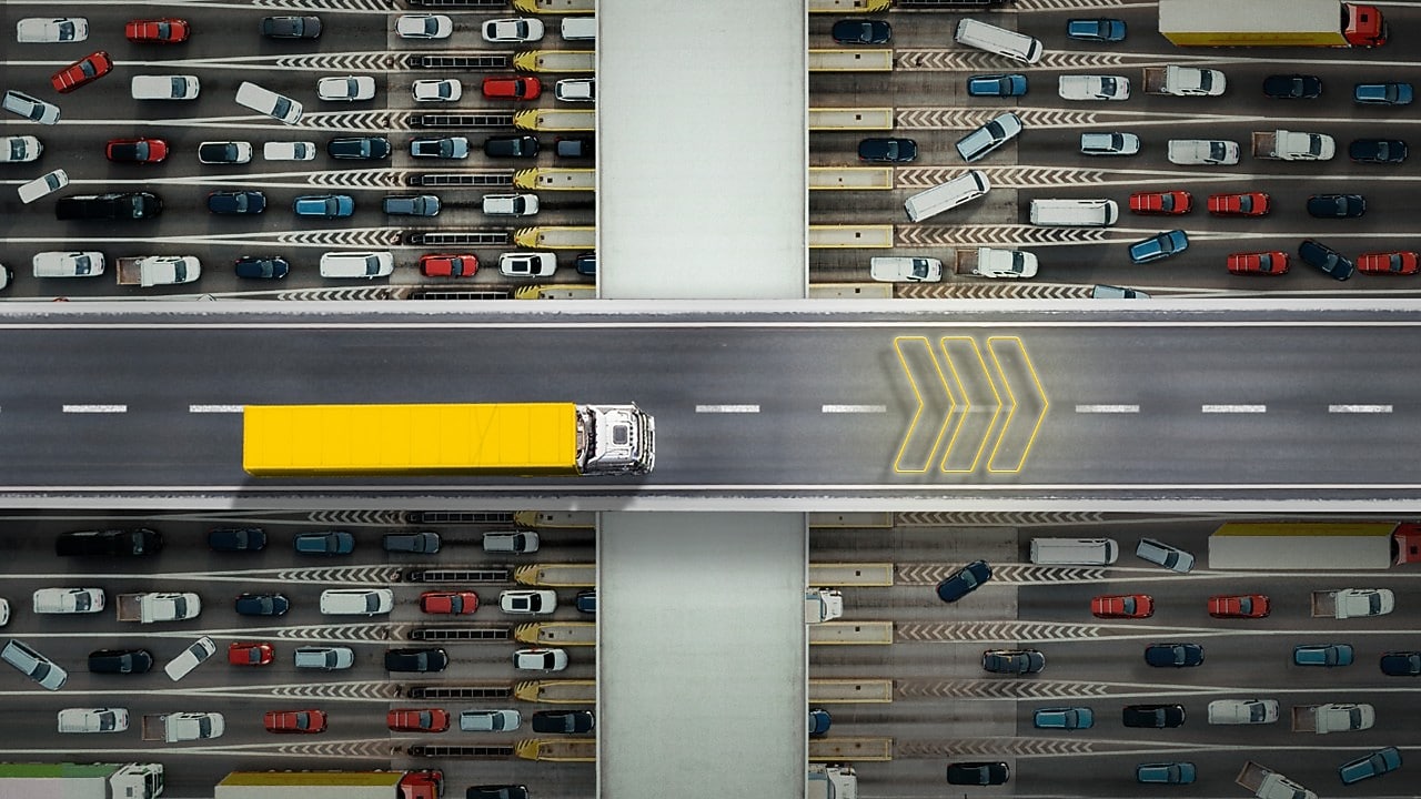 Żółta ciężarówka jedzie po autostradzie z Shell EETS