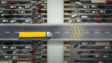 Żółta ciężarówka jedzie po autostradzie z Shell EETS