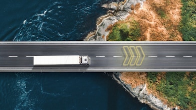 Czerwona ciężarówka jedzie po autostradzie z Shell EETS