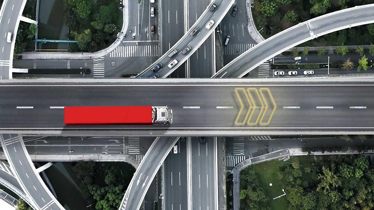 Biała ciężarówka jedzie po autostradzie z Shell EETS