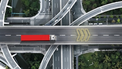 Biała ciężarówka jedzie po autostradzie z Shell EETS