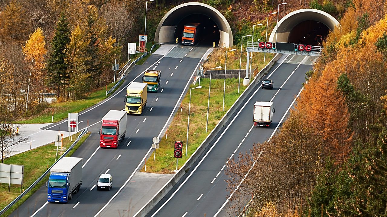 Tir I Ciężarówka na autostradzie w Austrii.