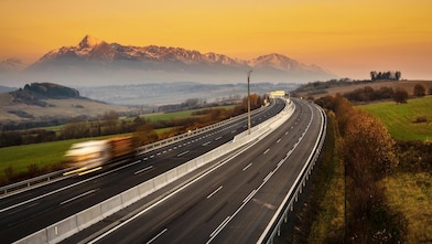 Autostrada na Słowacji, jadące ciężarówki, góry.