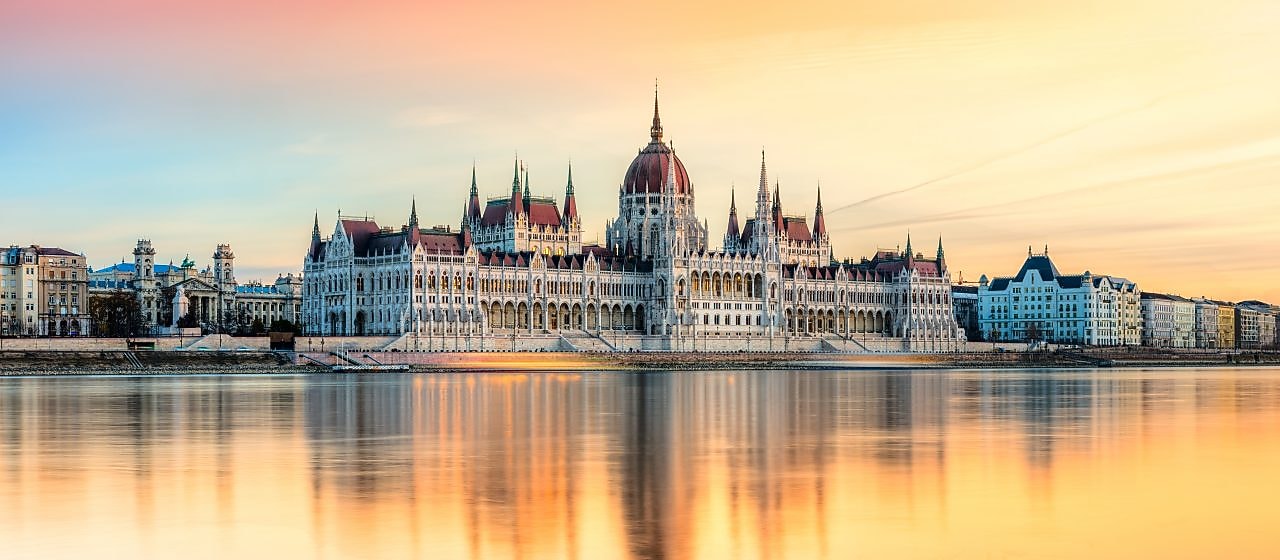 Tir I Ciężarówka jadąca po autostradzie na Węgrzech.