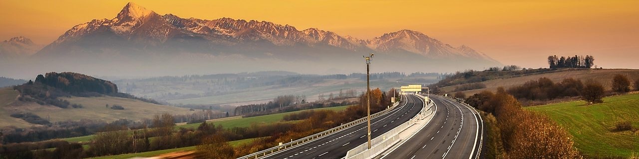 Autostrada na Słowacji, jadące ciężarówki, góry.