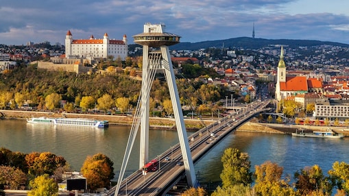 Tiry I Ciężarówki jadące po autostradzie na Słowacji wśród gór.