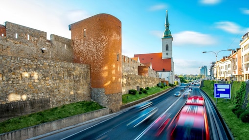 Tir, ciężarówka jadący drogą szybkiego ruchu przez Słowację.