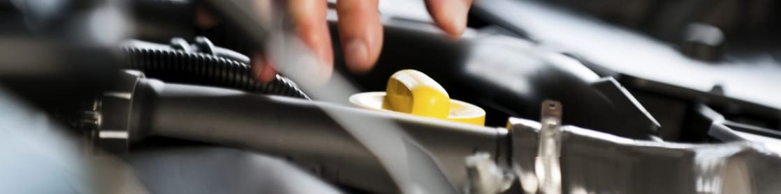 Mężczyzna naprawia samochód ciężarowy na stacji Shell
