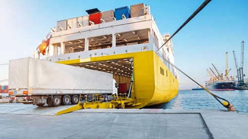 ciężarówka na statku towarowym