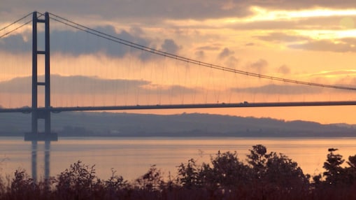 most wiszący nad rzeką o zachodzie słońca