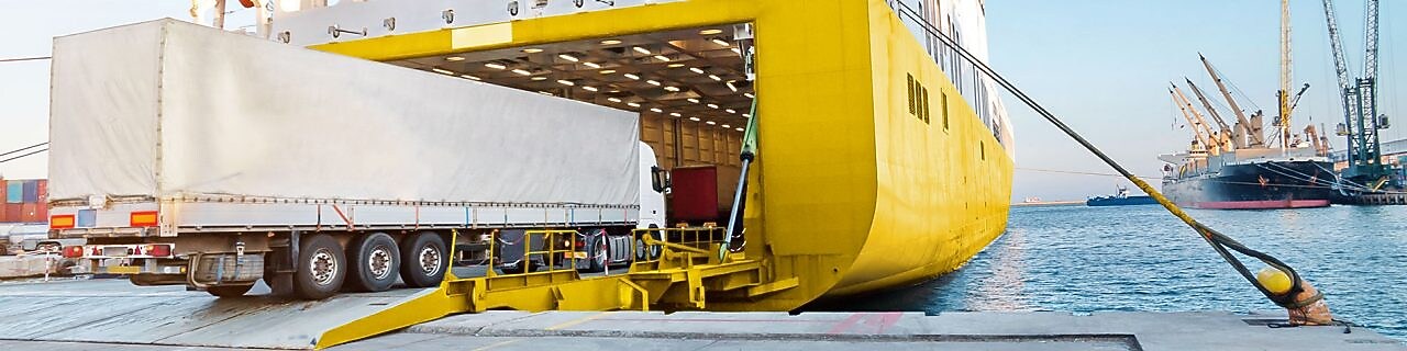 ciężarówka na statku towarowym