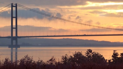 most wiszący nad rzeką o zachodzie słońca