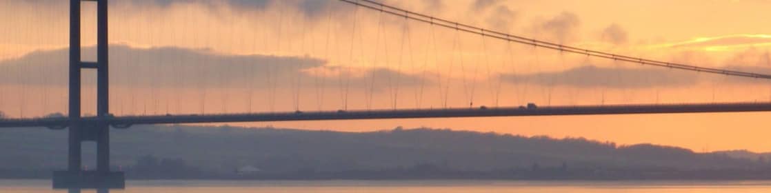 most wiszący nad rzeką o zachodzie słońca