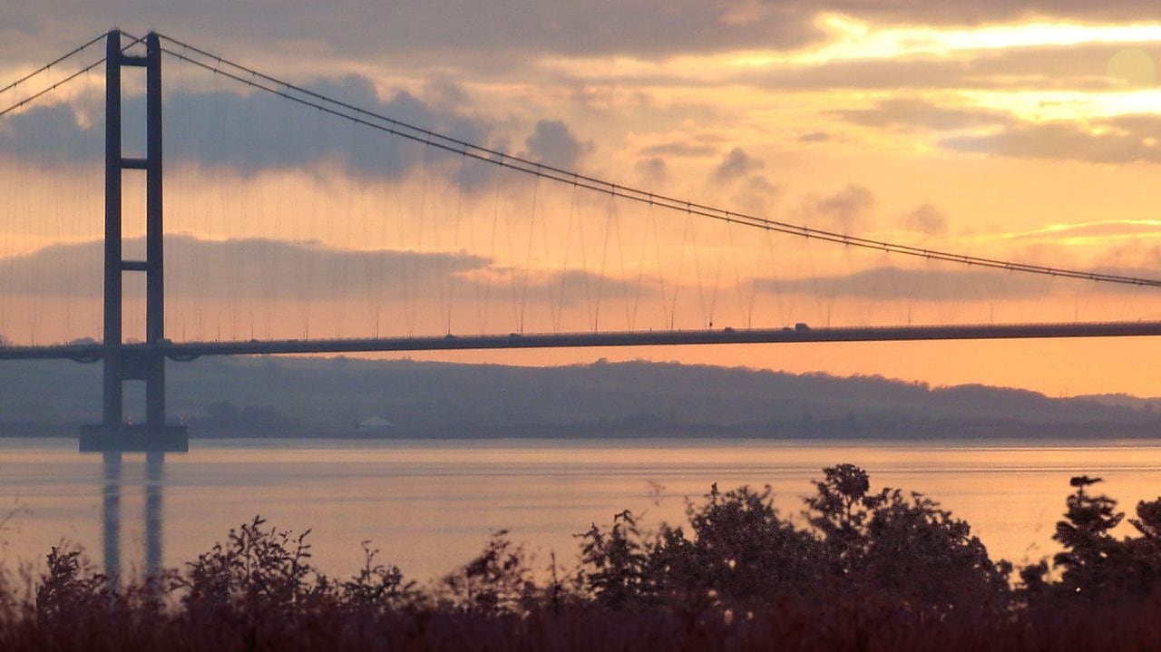 most wiszący nad rzeką o zachodzie słońca