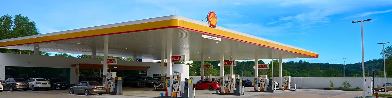 pracownik Shell na tle stacji