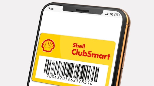 para przed stacją Shell, kobieta trzyma w ręku kartę Shell ClubSmart