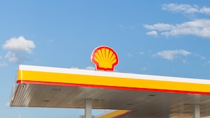 pracownik Shell na tle stacji