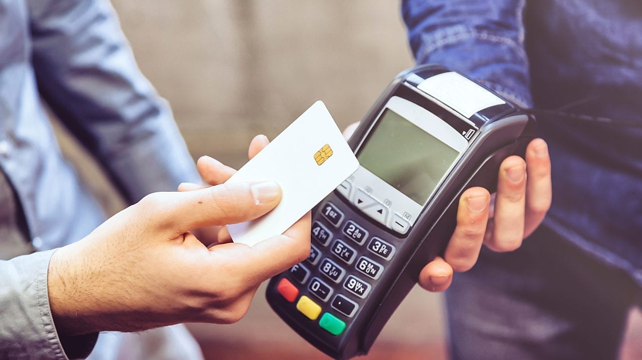 W jaki sposób złodzieje kradną paliwo na karty flotowe? Phishing, skimming, siphoning