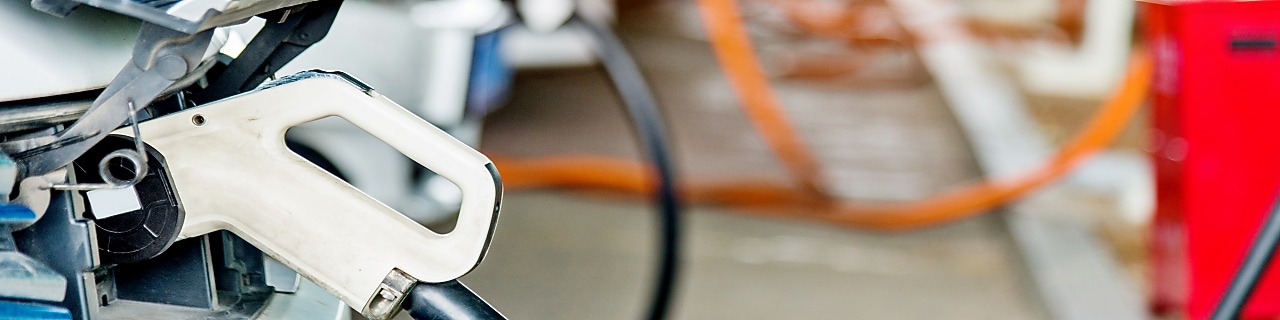 Ładowanie samochodu elektrycznego wcale nie jest trudne. Mężczyzna ładuje elektryka.