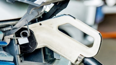 Ładowanie samochodu elektrycznego wcale nie jest trudne. Mężczyzna ładuje elektryka.