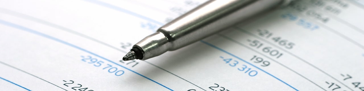 Ładowanie samochodu elektrycznego wcale nie jest trudne. Mężczyzna ładuje elektryka.