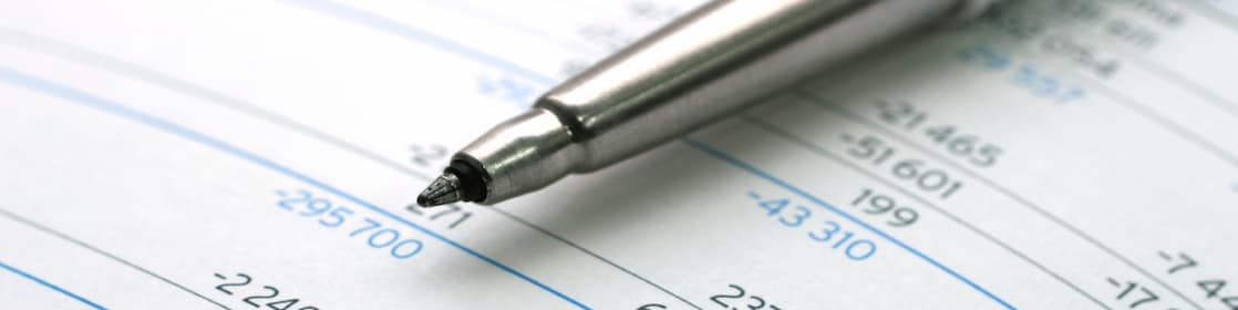 Ładowanie samochodu elektrycznego wcale nie jest trudne. Mężczyzna ładuje elektryka.