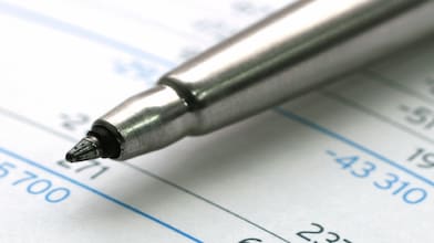 Ładowanie samochodu elektrycznego wcale nie jest trudne. Mężczyzna ładuje elektryka.