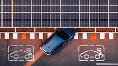 Jakie przywileje mają zielone tablice rejestracyjne? Samochód wjeżdżający do strefy dla pojazdów elektrycznych.