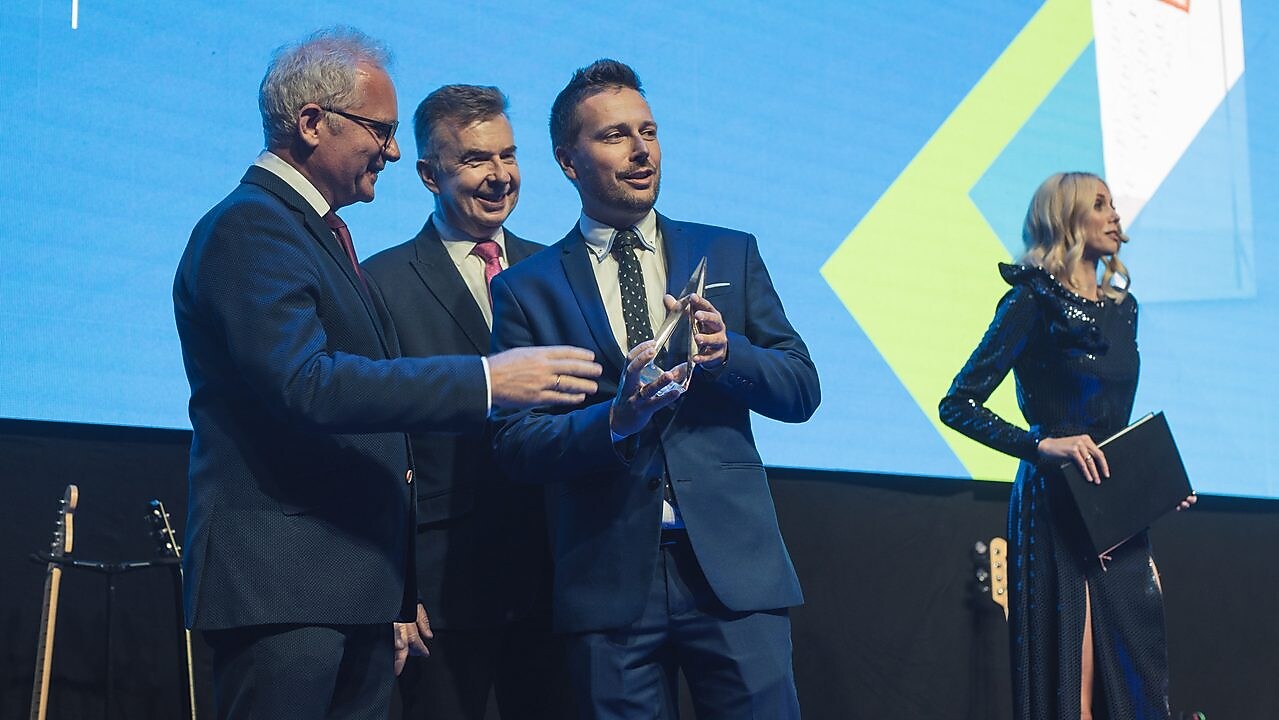 Mężczyzna odbierający statuetkę