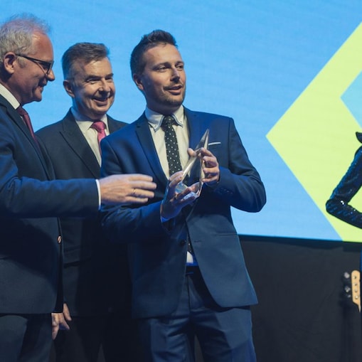 Mężczyzna odbierający statuetkę
