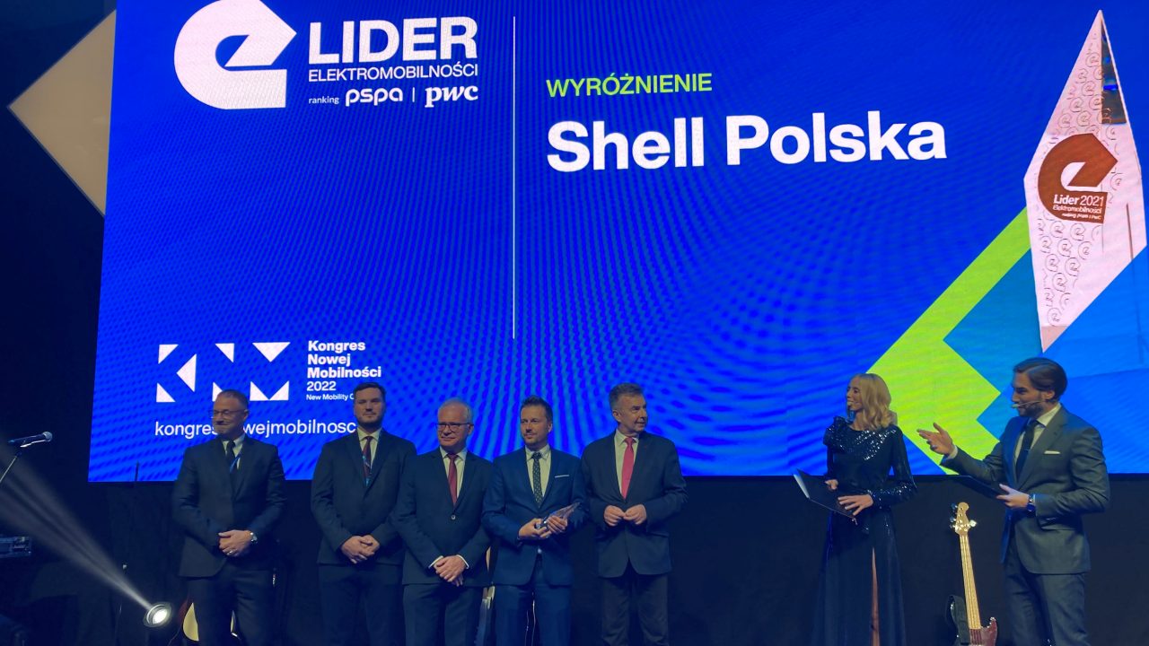 Grupa ludzi stojąca na scenie