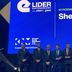 Grupa ludzi stojąca na scenie