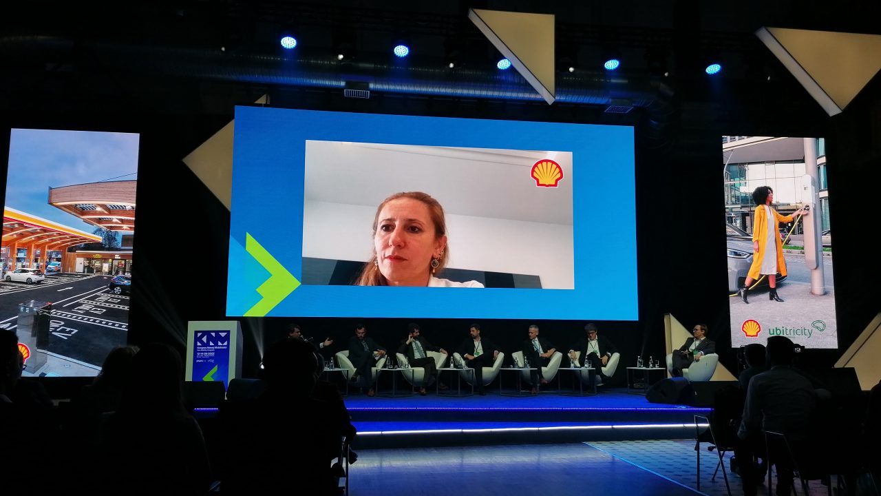 Kobieta wypowiadająca się na konferencji