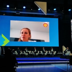 Kobieta wypowiadająca się na konferencji