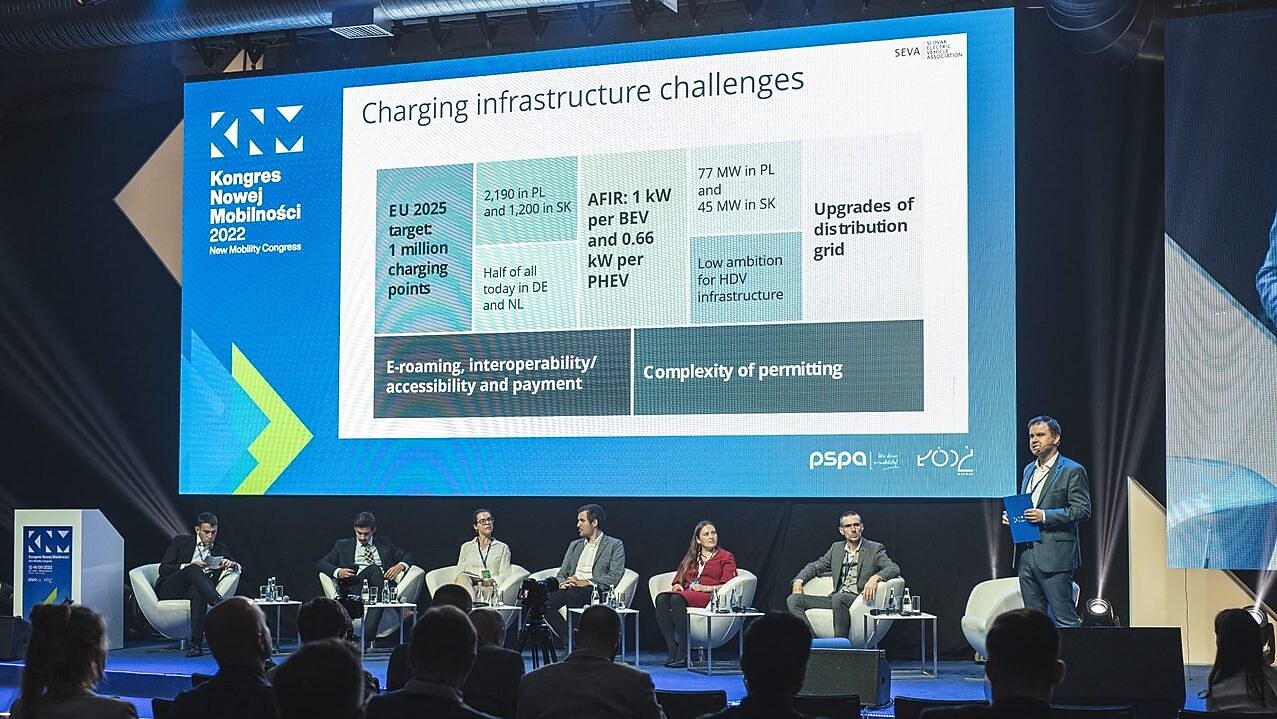 Grupa ludzi debatująca na konferencji