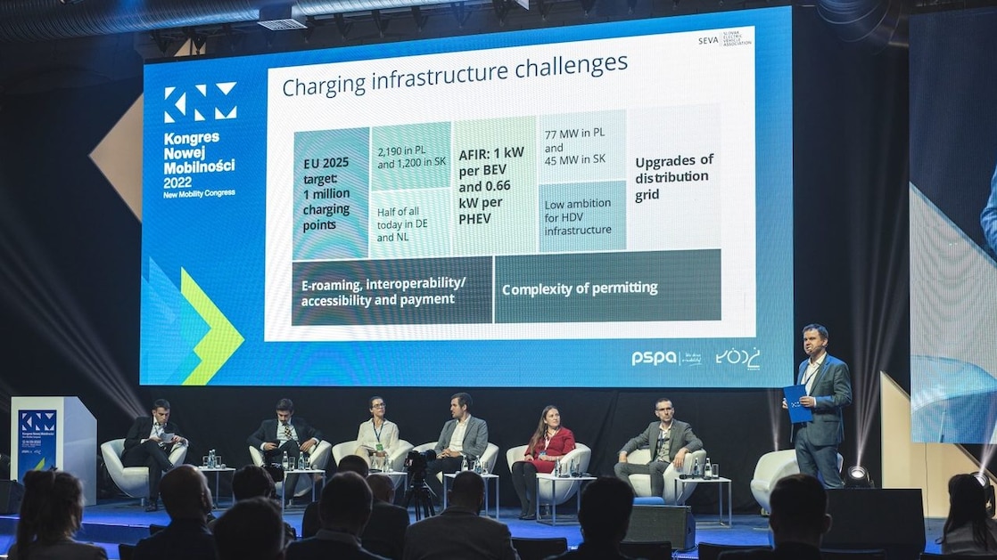 Grupa ludzi debatująca na konferencji