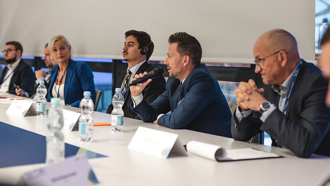 Mężczyzna przemawiający na konferencji