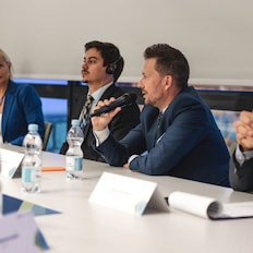 Mężczyzna przemawiający na konferencji