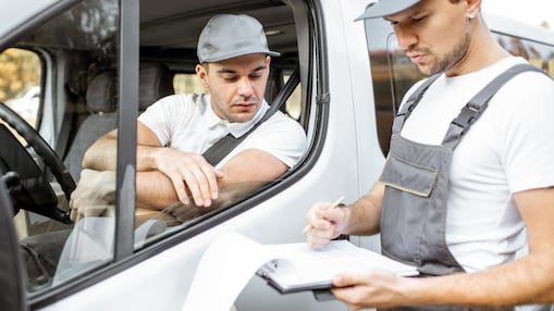 Kurierzy wypełniający dokumenty firmowe