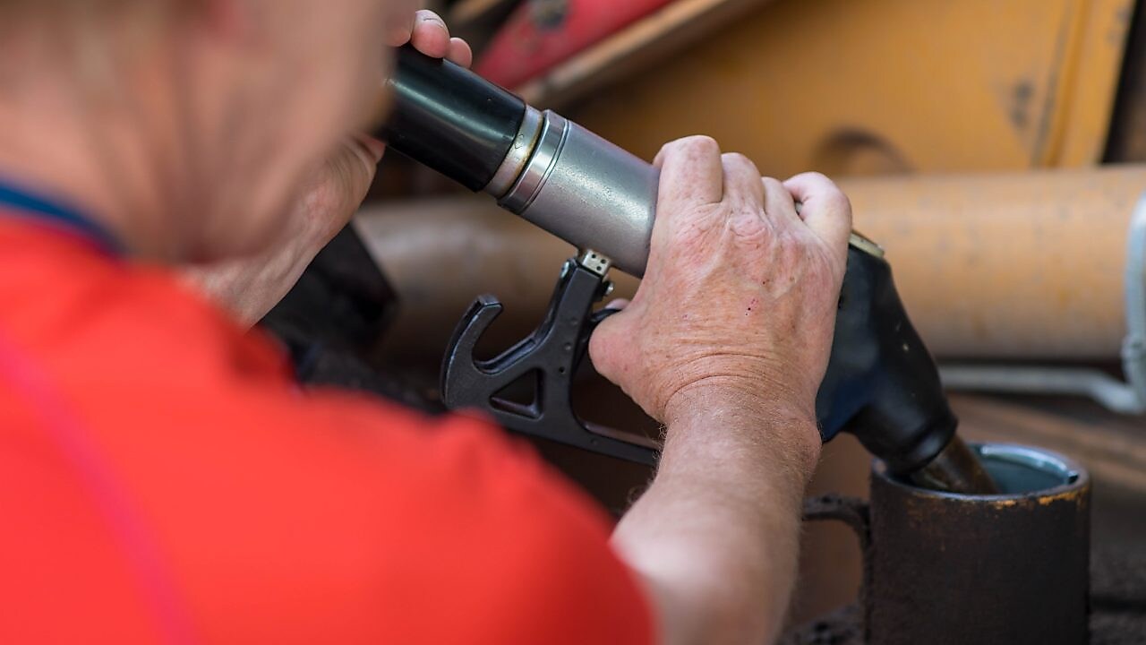 Mężczyzna tankujący pojazd